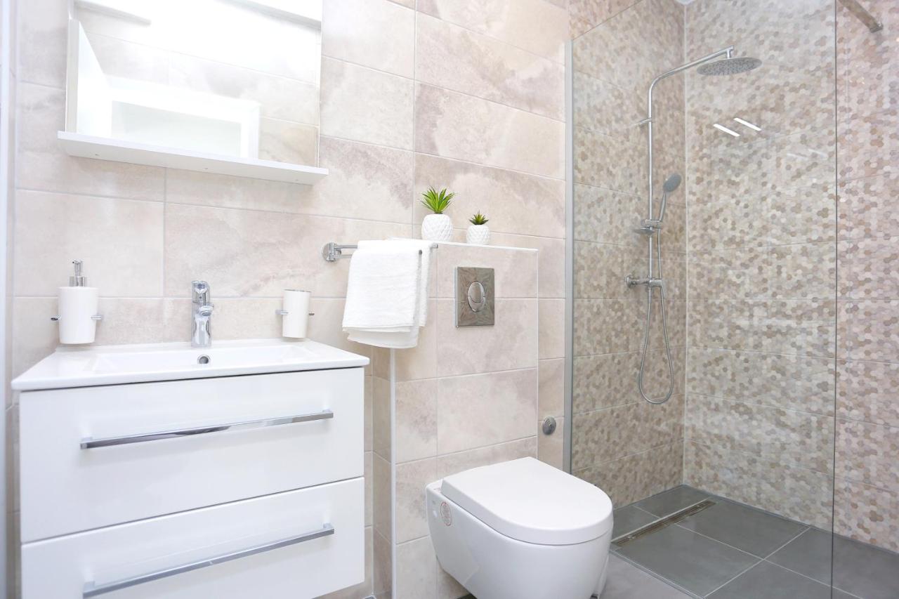 Family Friendly Apartments With A Swimming Pool Zivogosce - Porat, Makarska - 18150 Exterior foto